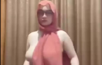 Bokep Indo Viral Bu Guru Salsa Kerudung Pink